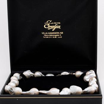 PEARL NECKLACE Baroque South Sea pearls (largest pearl approx 3 x 2 cm, clasp silver.
