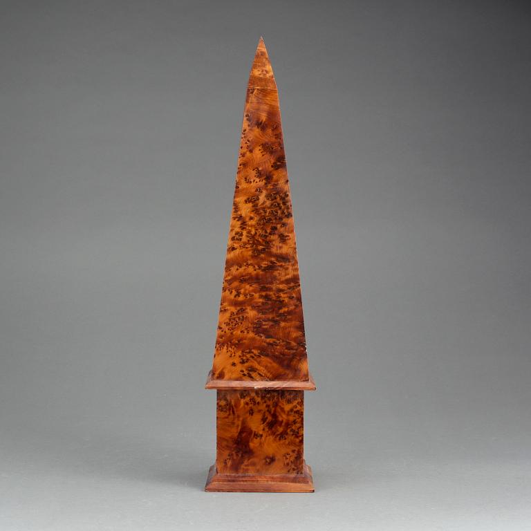 OBELISK, rotfanér, 1900-2000-tal.
