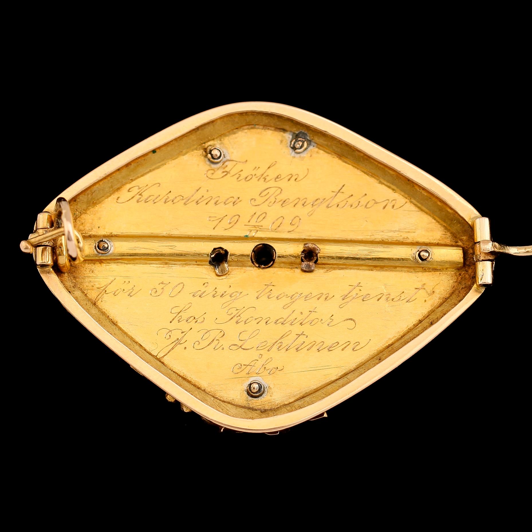 BROSCH, 18 k guld, emalj och rosenslipade diamanter, Georg Wilhelm Petterson, Åbo. Total vikt ca 20,3 g.