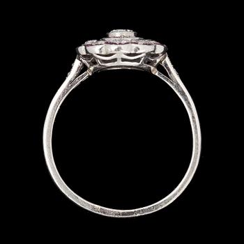 RING, platina besatt med briliantslipade diamanter tot ca 0,56 ct och små rubiner, 1900-talets mitt. Vikt ca 3,8 g.