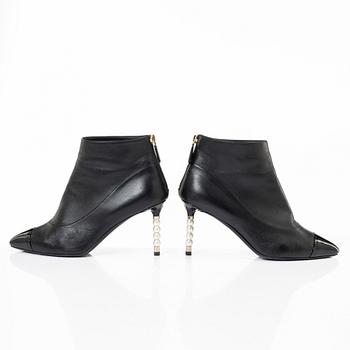 Chanel, ankle boots, size 37C.