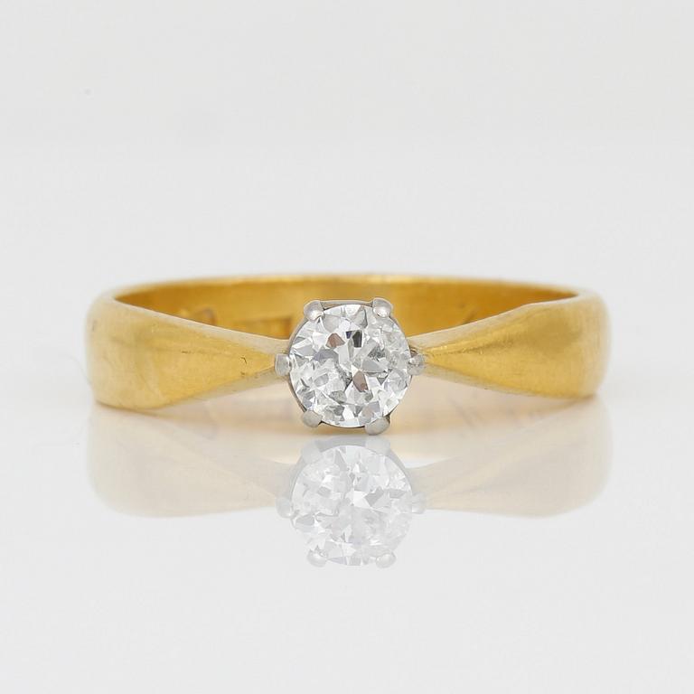 RING, 23K guld samt briljantslipad diamant ca 0,35 ct, L Bökman, Stockholm, omkring sekelskiftet 1900. Vikt ca 4,49 g.