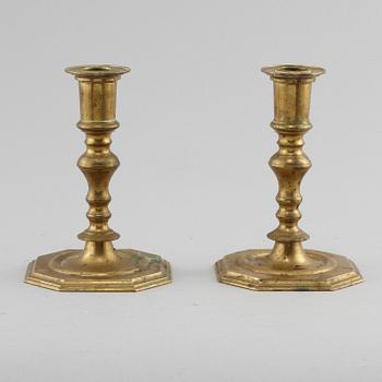 LJUSSTAKAR, ett par, mässing, barockstil, omkring sekelskiftet 1800/1900.