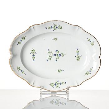 A 'Barbeau-patterned' serving dish and four dinner plates, France, late 18th Century.