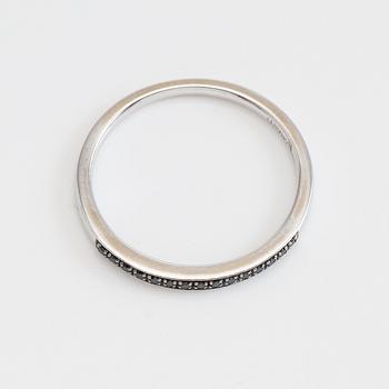 RING, 14K vitguld med svarta stenar.