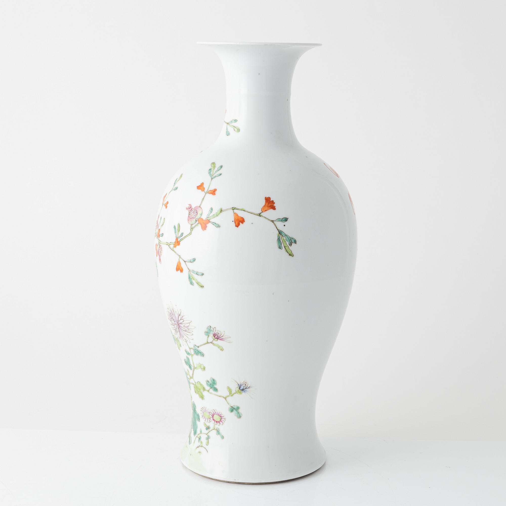 A Famille Rose porcelain vase, China, 20th century.