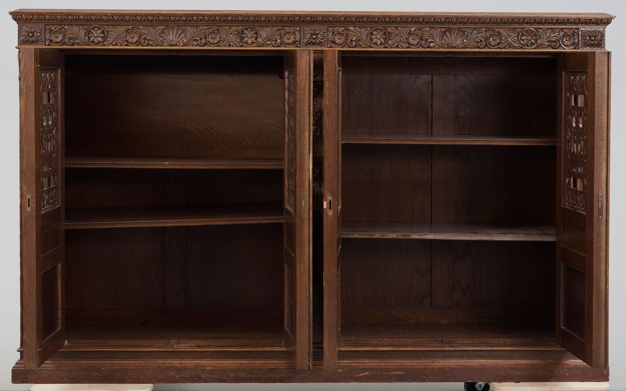 SKÅP, renässans-stil, 1900-talets första hälft.