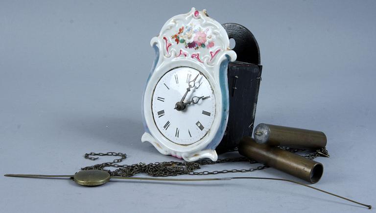 VÄGGUR sk Schwarzwaldur, porslin och trä, 1800/1900-tal.