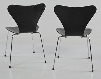STOLAR, ett par, "Sjuan", Arne Jacobsen, Fritz Hansen, tillverkade 1998.