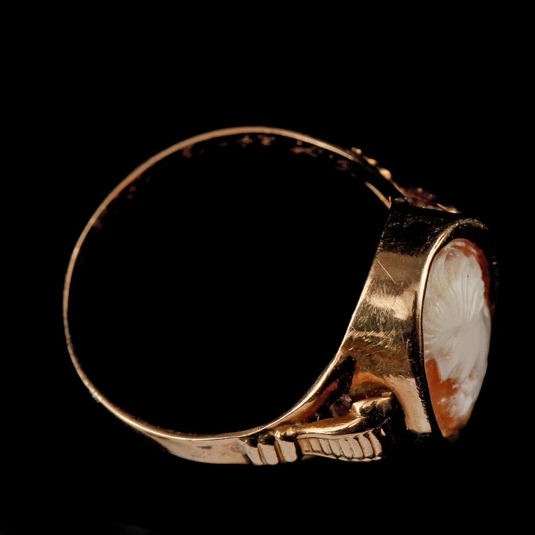 RING, 18k guld med snäckskalskamé, Svedboms Guld & Ädelstenar, Vetlanda, 1900-talets mitt. Vikt 3 g,