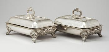 608. A pair of English silverplated Bacondishes with covers, 19th century.