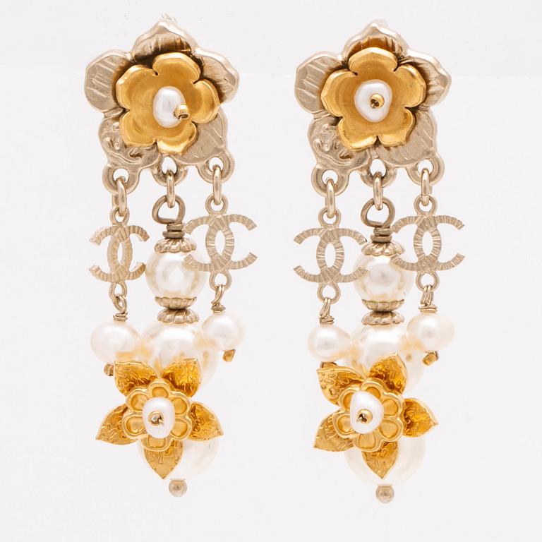 Chanel earrings, metal and costume pearls, approx 1,5 x 4 cm, original case and box.