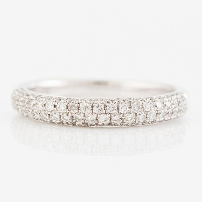 Ring, 18K white gold with small brilliant-cut diamonds.