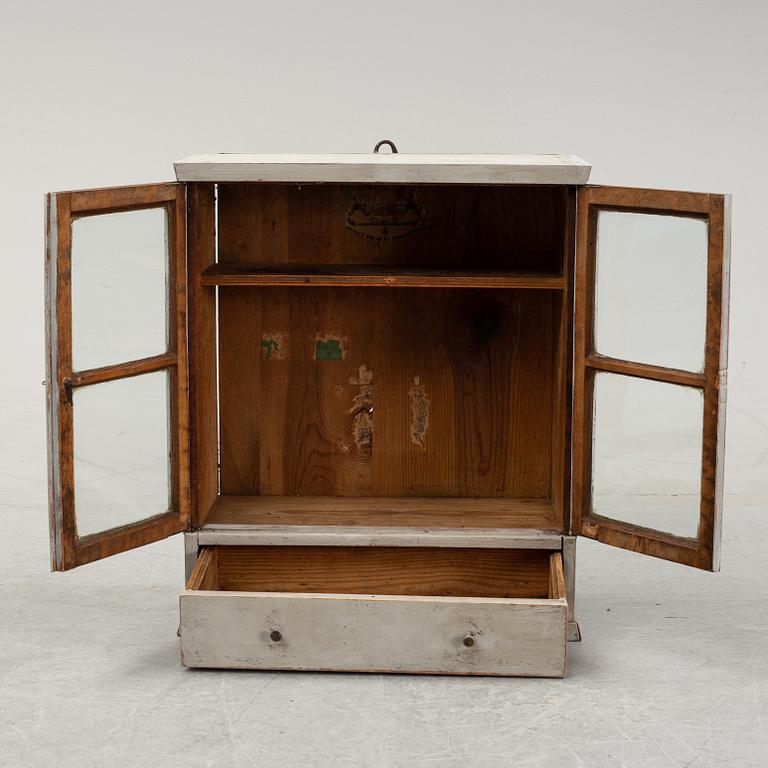 Vitrinskåp, vägghängt, 1800-talets slut.