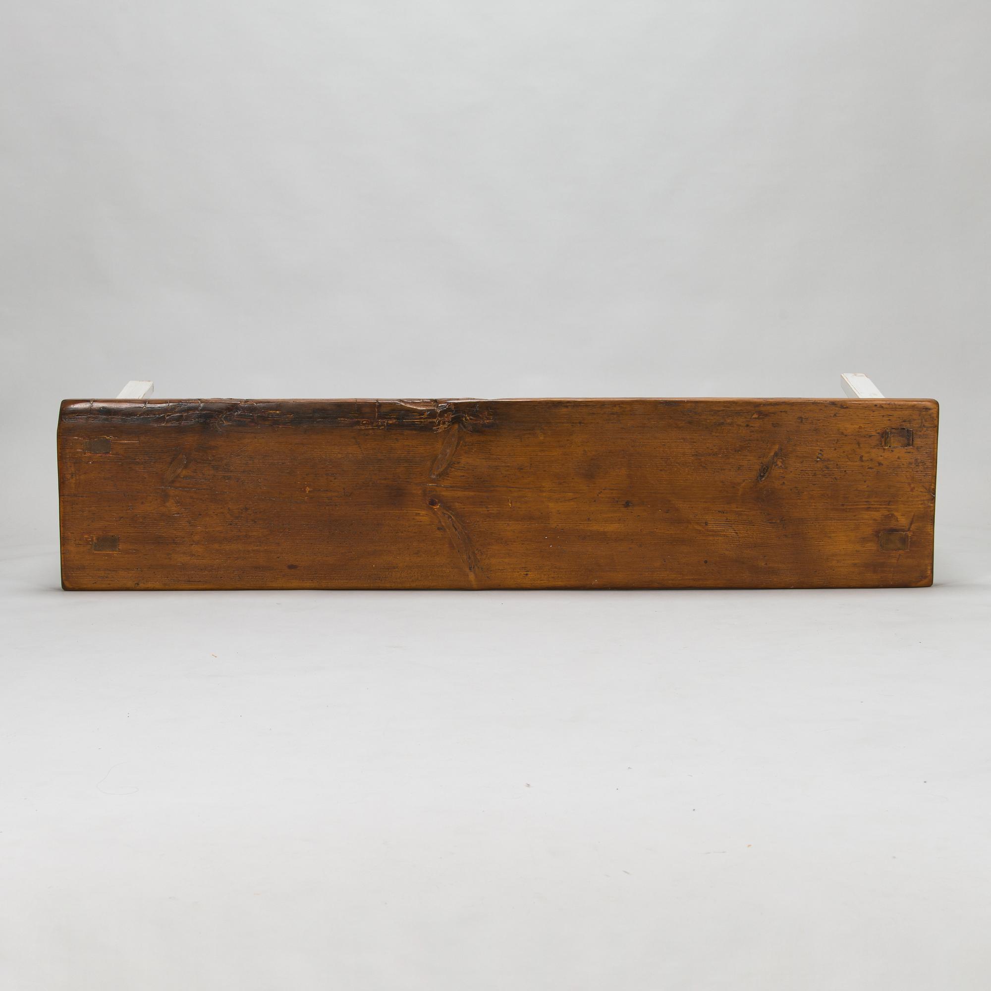 Bänk, 1700- och 1900-tal. Längd 172 cm.