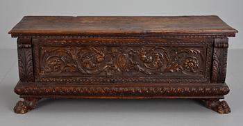 CASSONE, Italien, delvis 1600-tal.