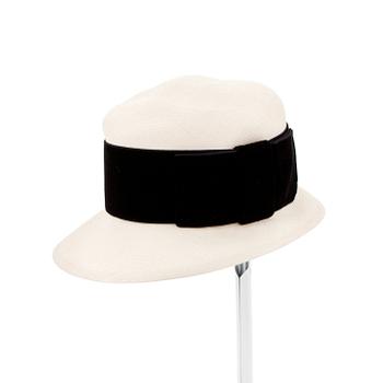 589. CHANEL, a white straw hat.