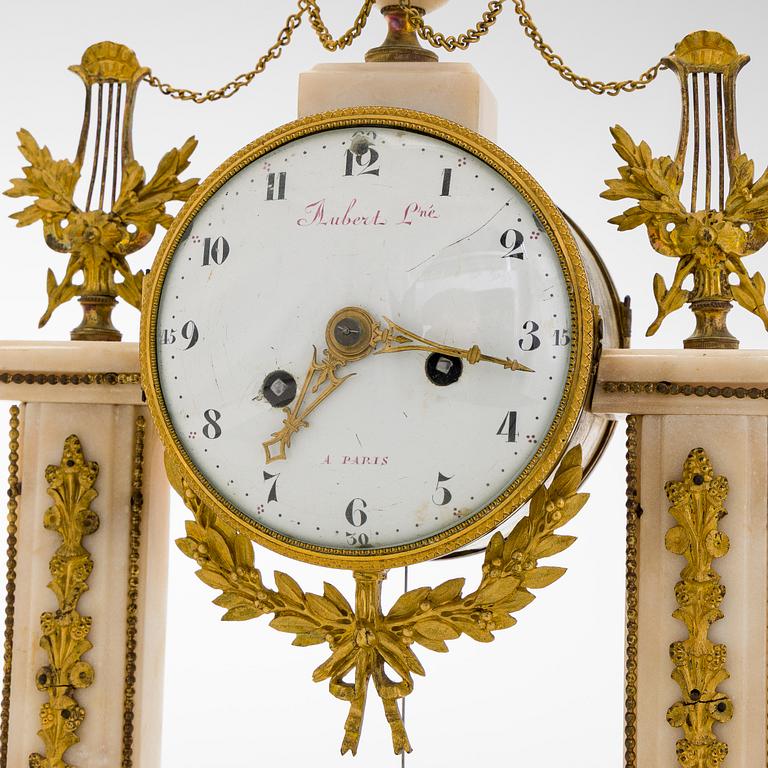 Mantle clock, marble, gilt metal, Aubert L´ne, Paris.