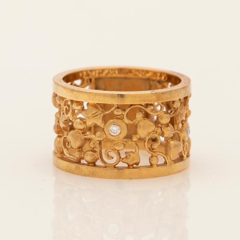Ole Lynggaard, ring, 18K gold with brilliant-cut diamonds.