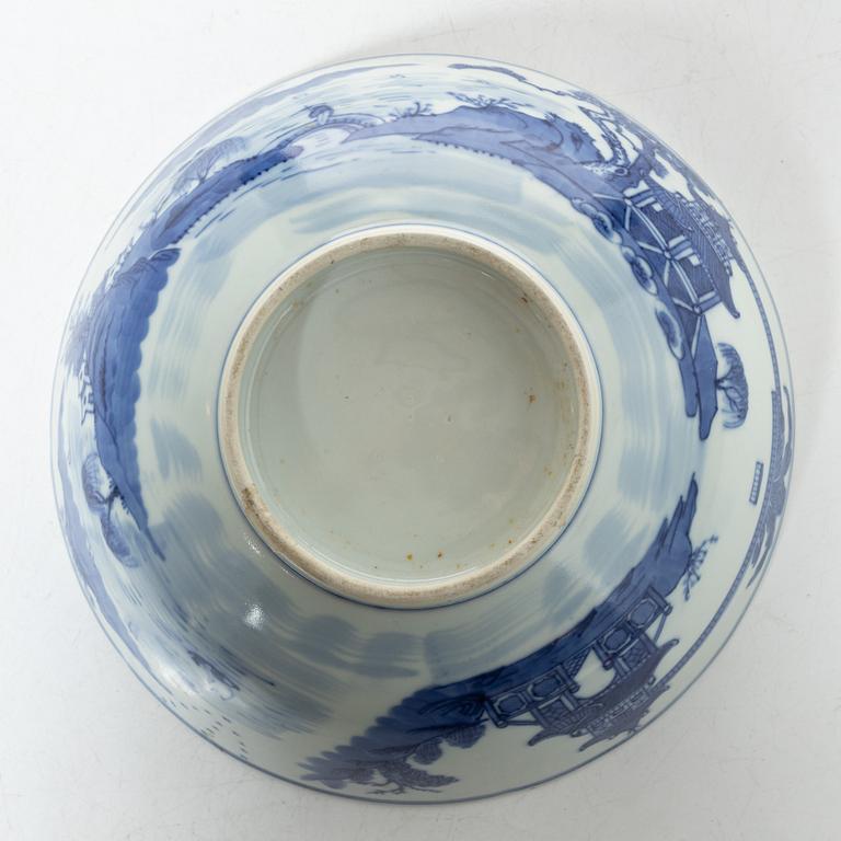 A blue and white export porcelain bowl, China, Qing dynasty early 19th century.