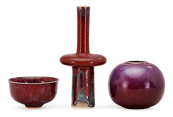 982. STIG LINDBERG, vaser, 2 st samt skål, Gustavsberg Studio 1971 och 1980.