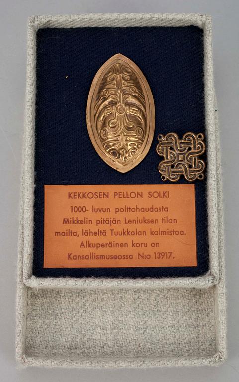 SMYCKEN , 2 st, brons, museikopior, 1000-talet e Kr. Finland 1900-talets andra hälft.