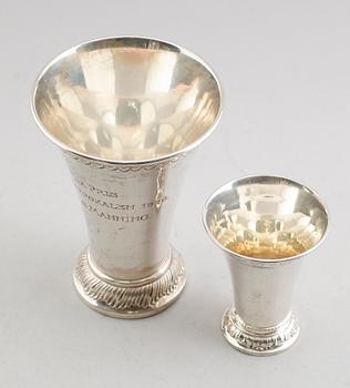 BÄGARE, 2 st, silver, svenska stämplar, 1924/26. Vikt ca 183 gram.