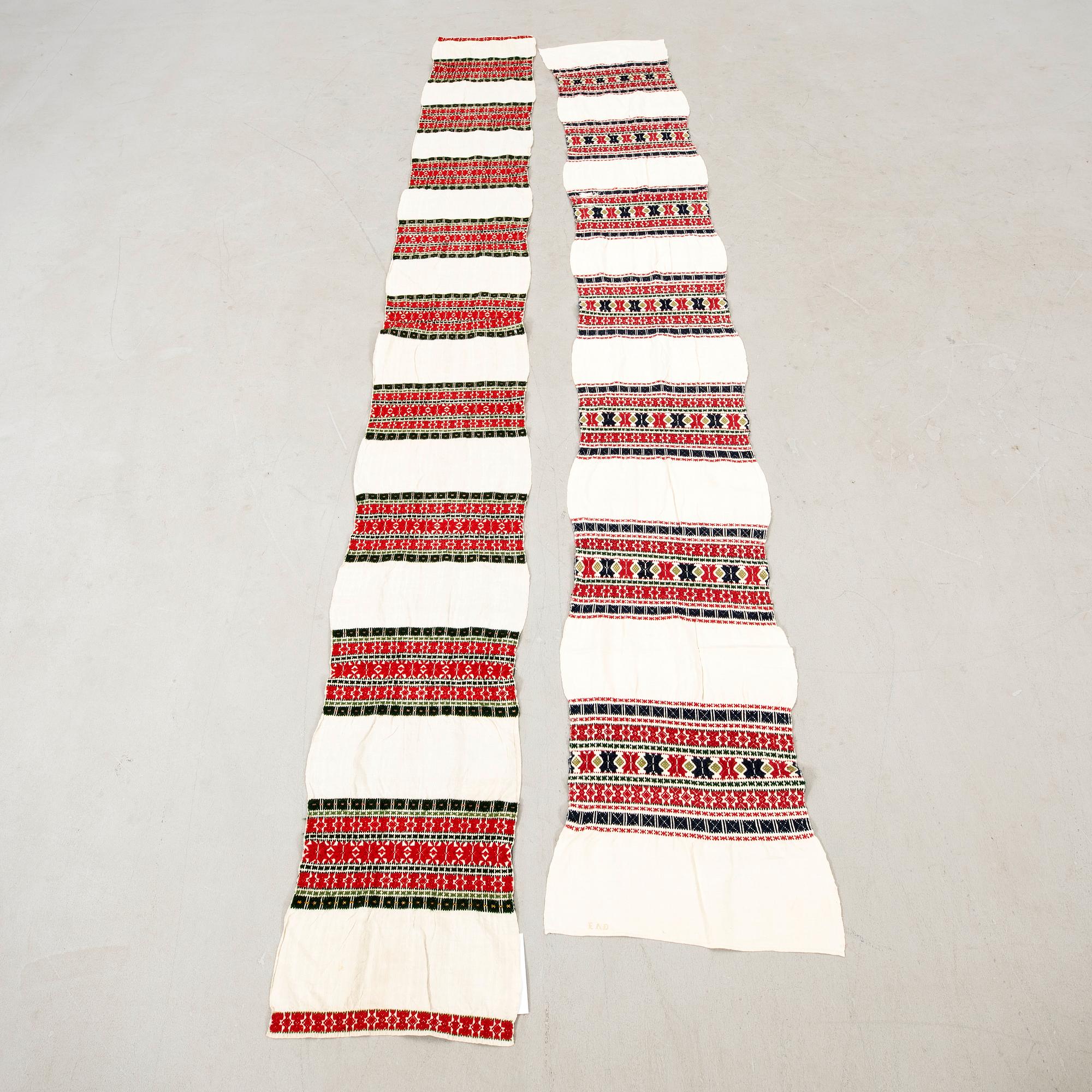 Hängkläden 2 st Blekinge 1800-talets andra hälft linne ca 279x45 cm samt 305x36 cm.