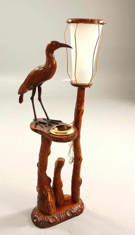 GOLVLAMPA, snidat trä, 1900-talets andra hälft.
