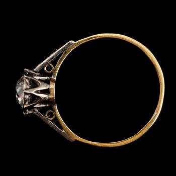 RING, 18 k guld, platina, solitär briljant, ca 0.65 ct, 1900-talets första hälft. Vikt ca 2,63 gr.