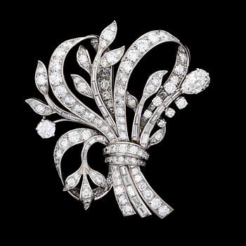 970. BROSCH, W.A. Bolin, briljant- baguette- och droppslipade diamanter, tot. ca 9 ct. 1950-tal.