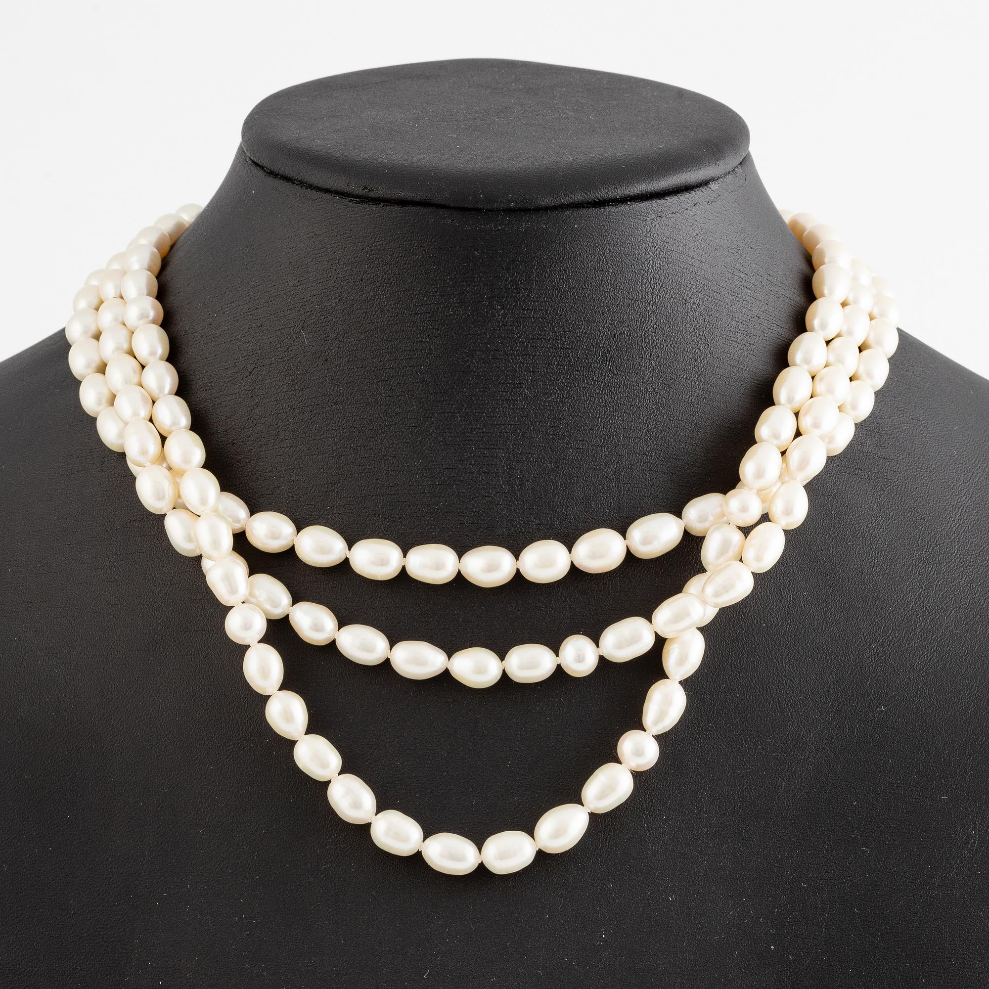 Necklace, cultured pearls, clasp 18K gold.