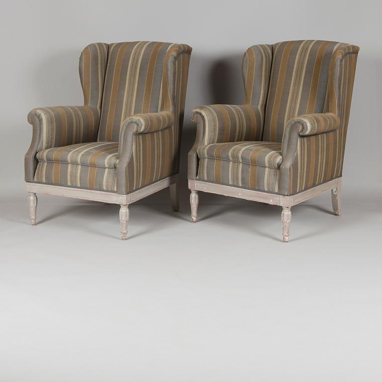 ÖRONLAPPSFÅTÖLJER, 1 par, 1900-första hälft.