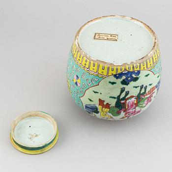 Urna med lock, porslin. Qingdynastin, tidigt 1900-tal.