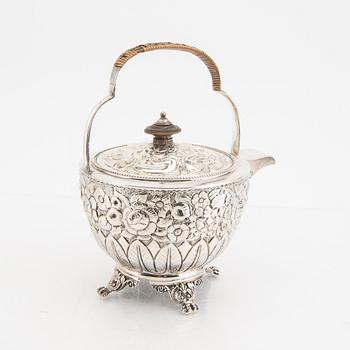 An English 18th century silver tea pot mark of Andrew Fogelberg & Stephan Gilbert, London 1781-82, weight 486 grams.