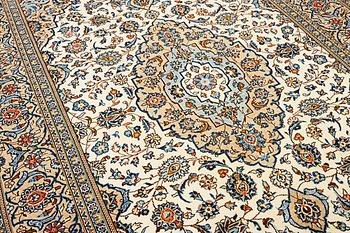 A Kashan carpet, a. 306 x 197 cm.