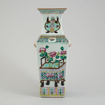 VAS, porslin. Kina, Qingdynastin, sent 1800-tal.