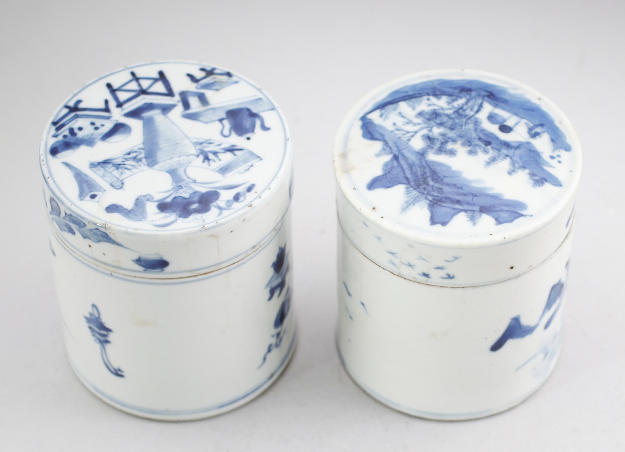 LOCKBURKAR, 2 st, porslin, Kina, sannolikt 1800-tal.