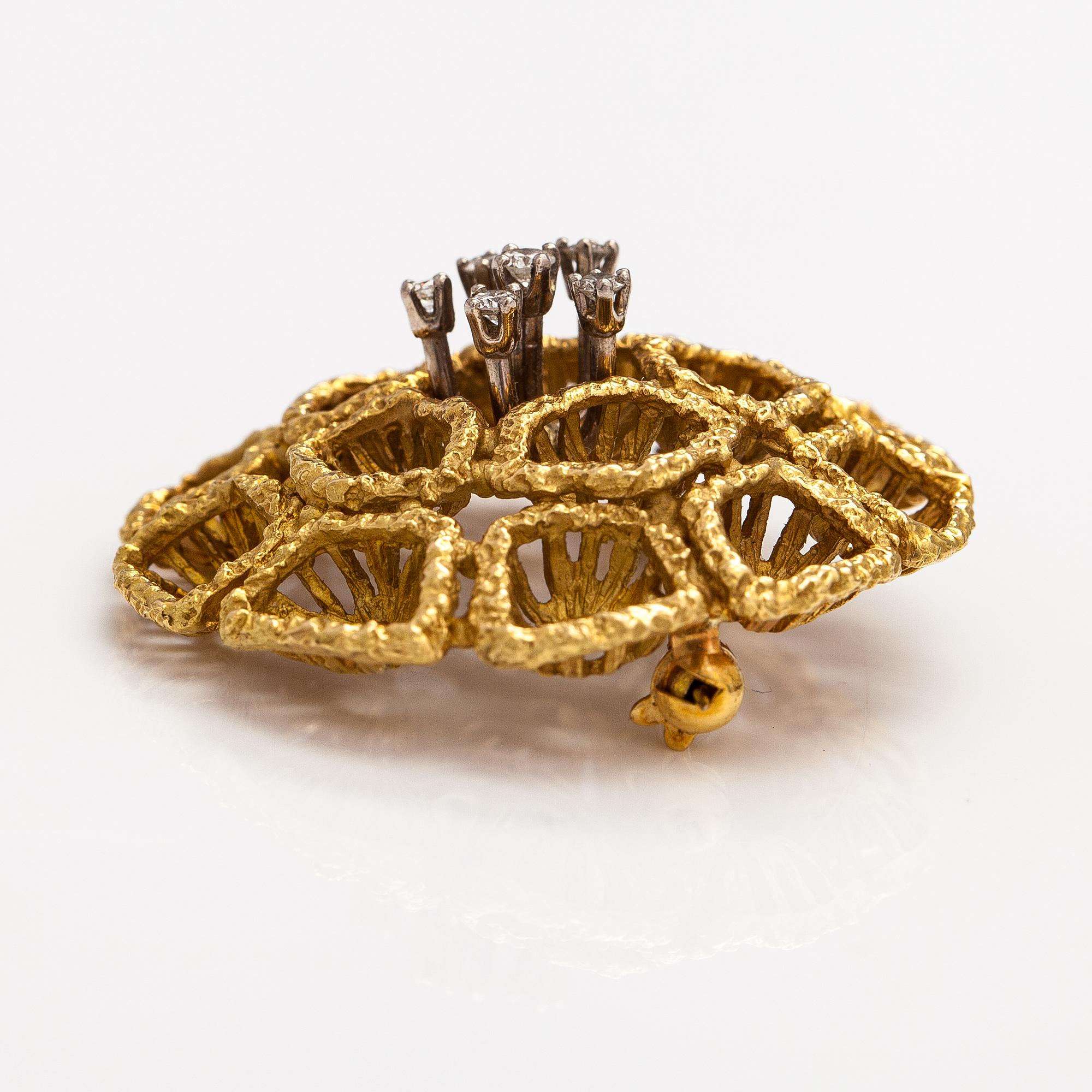 An 18Kgold brooch with diamonds ca. 0.16 ct in total.