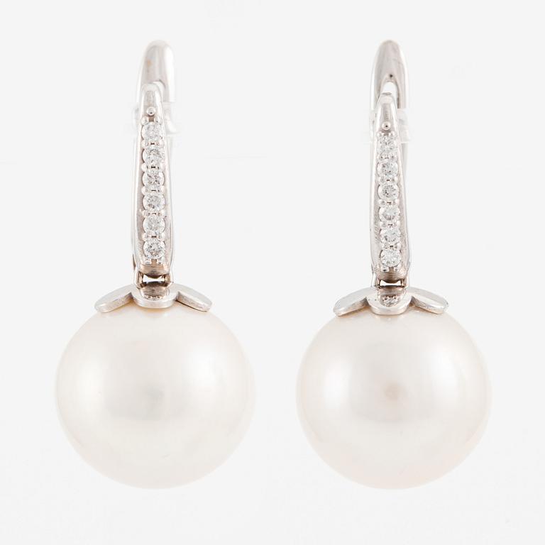 Örhängen 18K vitguld med odlade sötvattenspärlor och briljantslipade diamanter.