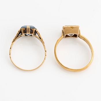 Ringar, 2 st, guld med syntetiska stenar.