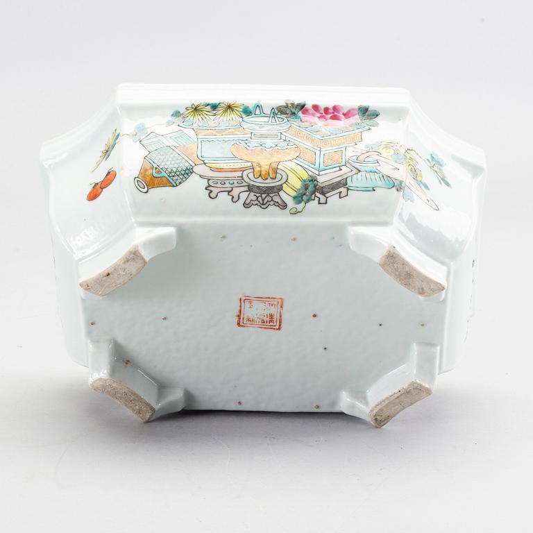 A Chinese late 19th century porcelain bowl.