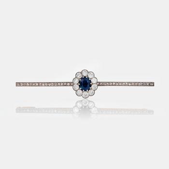 611. BROSCH, med fasettslipad safir, ca 1.02 ct, samt gammal och rosenslipade diamanter, totalt ca 1.18 ct.