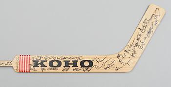 PELLE LINDBERGS MÅLVAKTSKLUBBA, med autografer från svenska landslaget Tre Kronor. Bland annat Pelle Lindbergh.