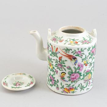 Two teapots with cover, Qing dynasty, late 19th century.