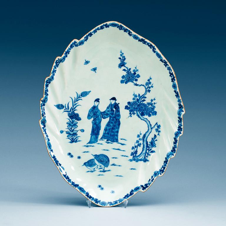 A blue and white leaf shaped charger, Qing dynasty, Qianlong (1736-95).