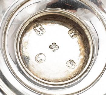 KAFFEKANNA samt SKÅL, silver, England 1800-tal. Tot vikt ca 1170 gram.