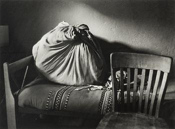CHRISTER STRÖMHOLM, fotografi signerat Christer Strömholm och med fingeravtryck och daterad 1982 a tergo.