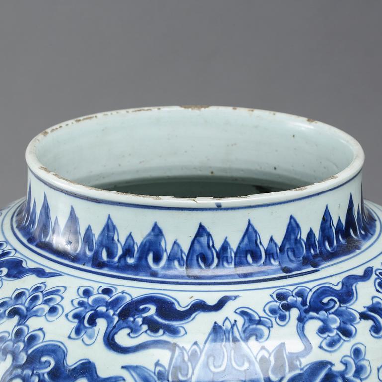 A large blue and white jar, Qing dynasty, Kangxi (1662-1722).