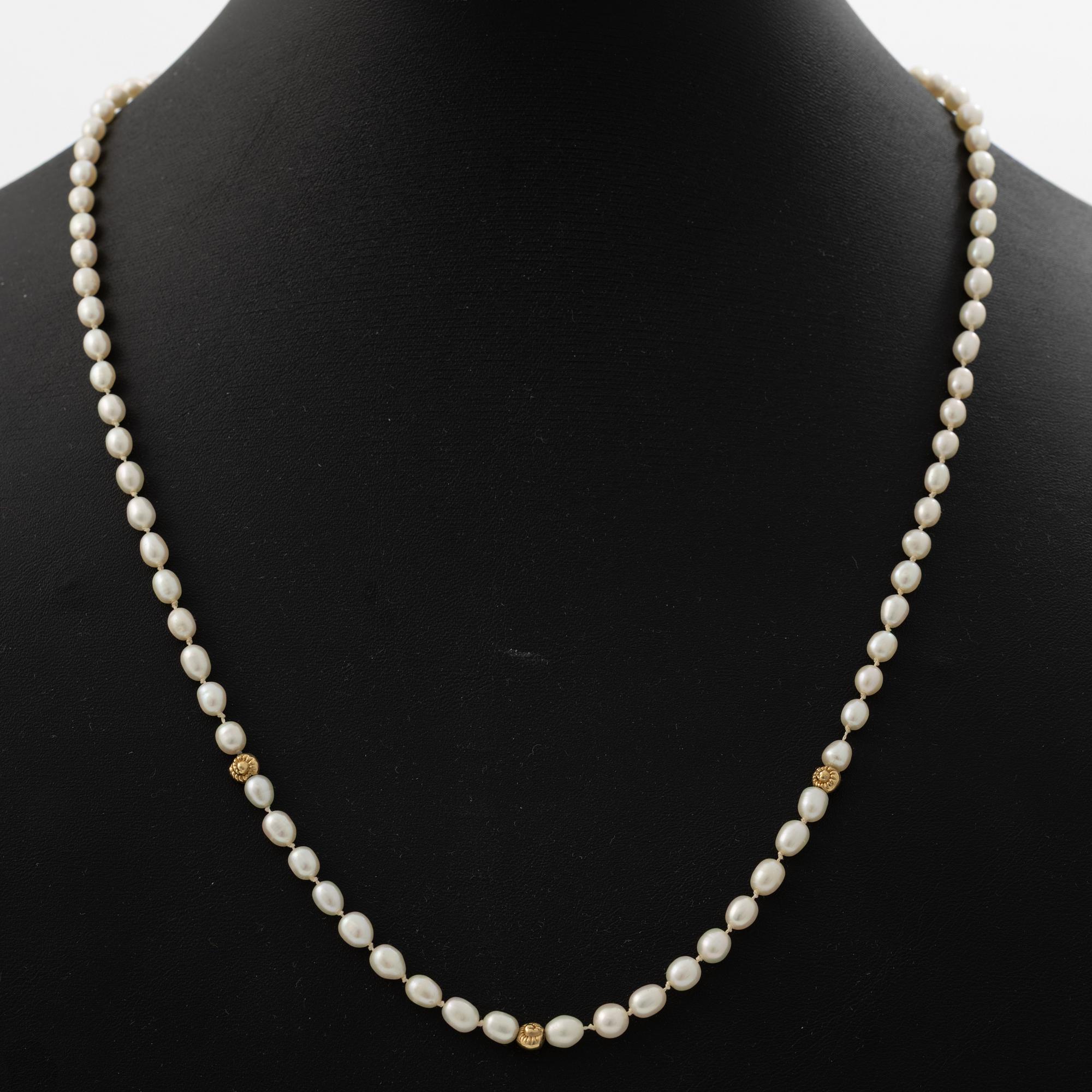 Cultured pearl necklace, with a shell-shaped clasp in 18K gold.